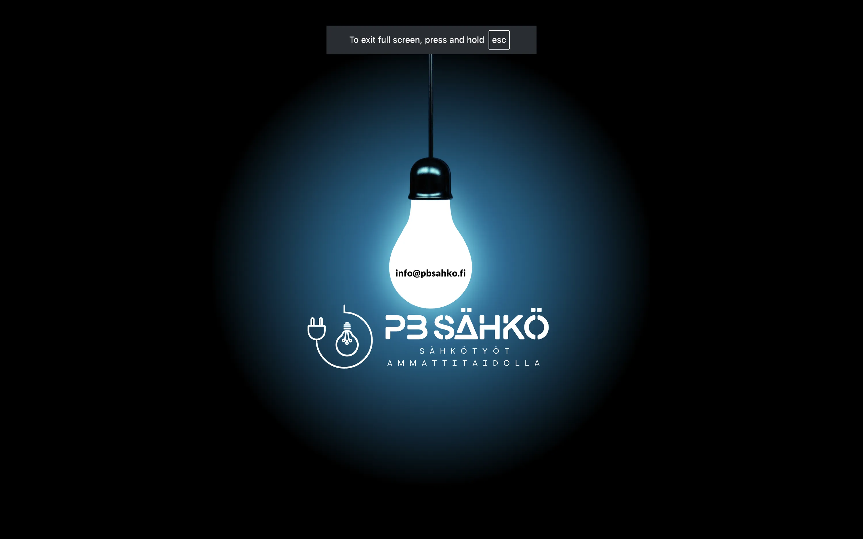 Tumman sinisellä taustalla hehkuu kirkas valkoinen lamppu, joka valaisee ympäristöään sinertävällä hehkulla. Lampun keskellä on teksti 'info@pbsahko.fi'. Alhaalla vasemmalla on valkoinen viivapiirroslogo, jossa pistoke ja lamppu muodostavat ympyrän. Logon oikealla puolella on yrityksen nimi 'P3 SÄHKÖ' ja sen alla isoin kirjaimin 'SÄHKÖTYÖT AMMATTITAIDOLLA'.