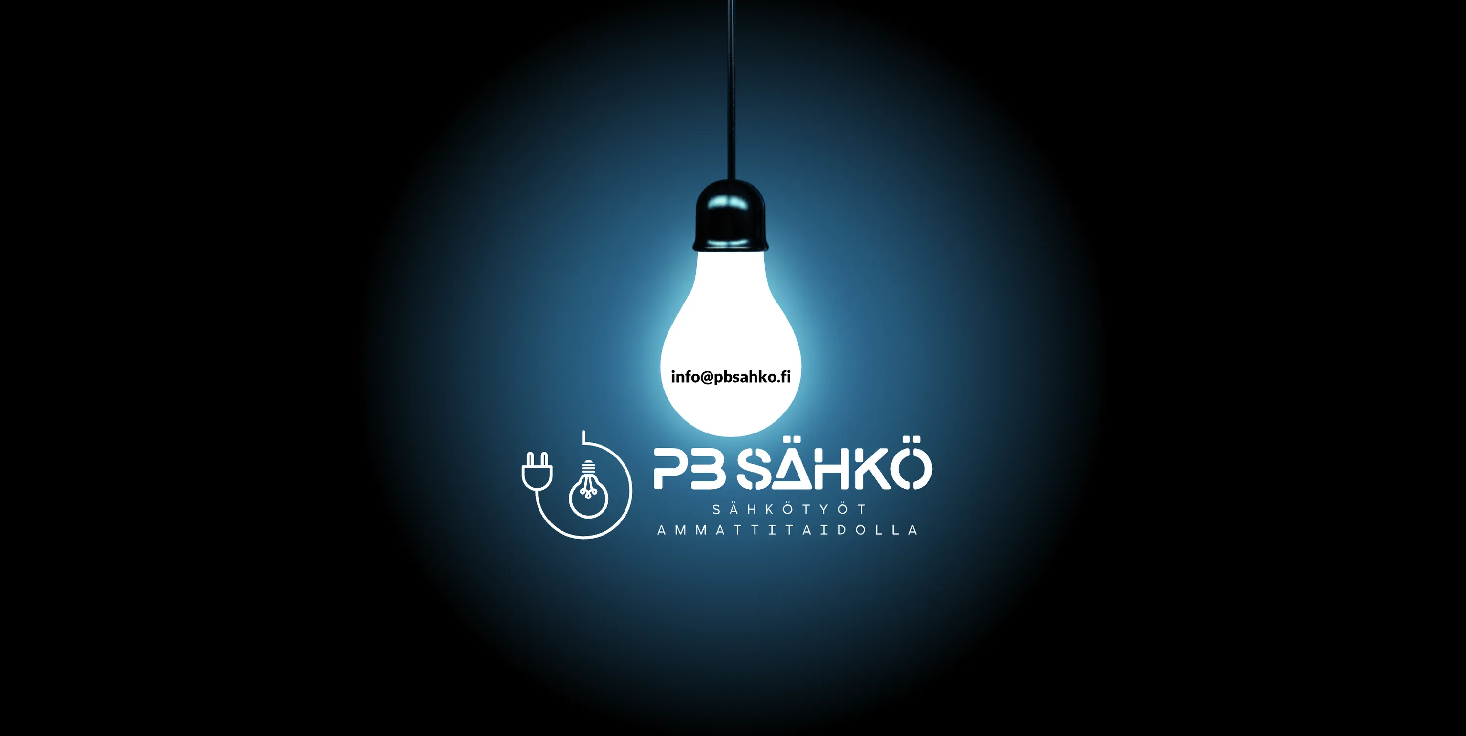 Tumma tausta sinisellä hehkulla. Keskellä riippuva valkoinen hehkulamppu, jossa musta teksti 'info@pbsahko.fi'. Alhaalla valkoinen logo, jossa pistoke ja hehkulamppu, sekä tekstit 'P3 SÄHKÖ', 'SÄHKÖTYÖT' ja 'AMMATTITAIDOLLA'.